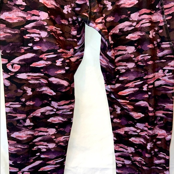 TAHARI Stylish Camouflage Leggings, Size Large - Picture 10 of 12